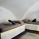 Domus *